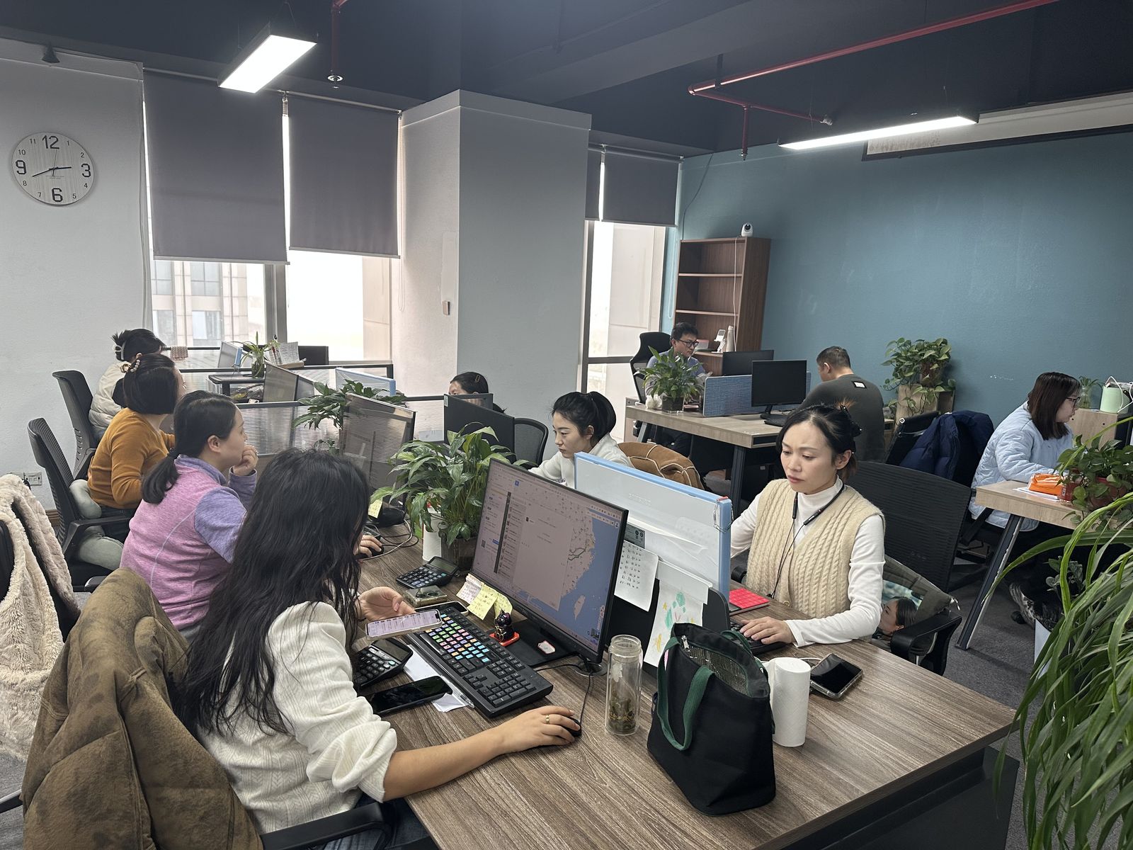 安运通运车办公区实景，客服与调度团队在岗