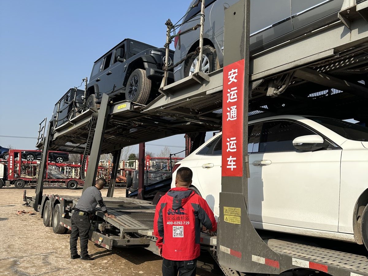 安运通运车师傅对车辆轮胎进行绑扎固定