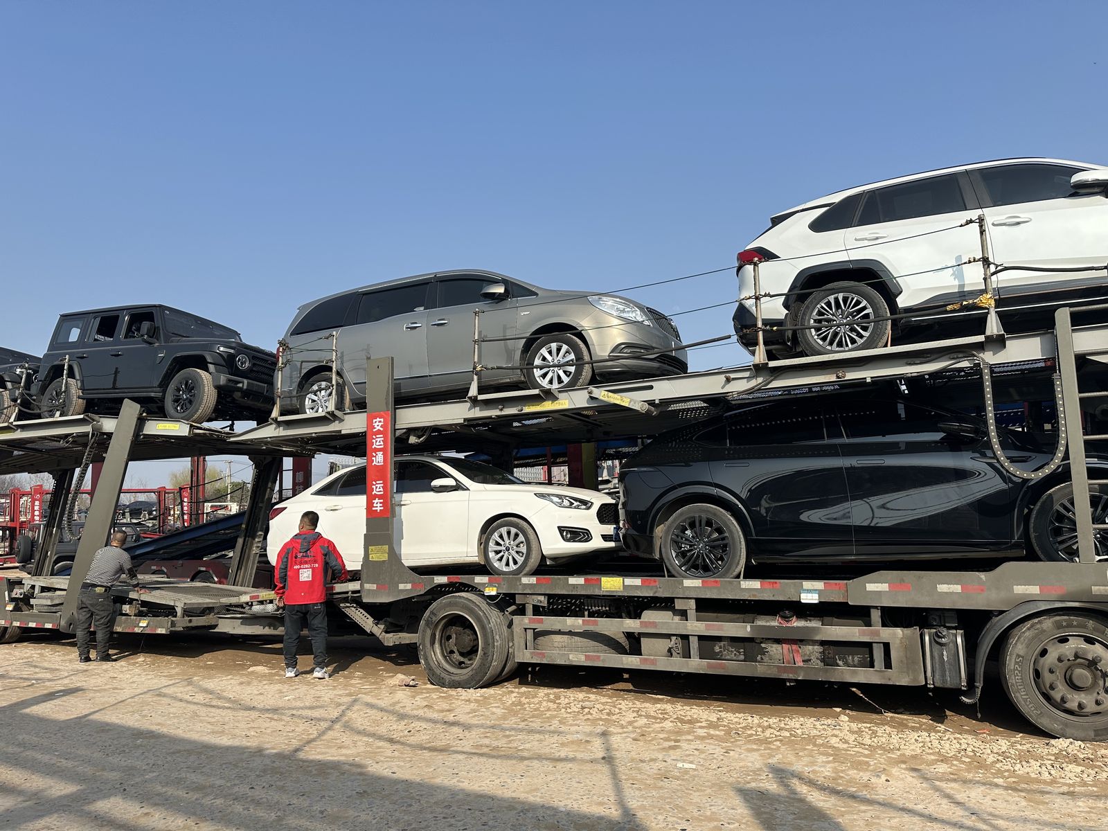 越野车、轿车、SUV 多车型同板装载运输